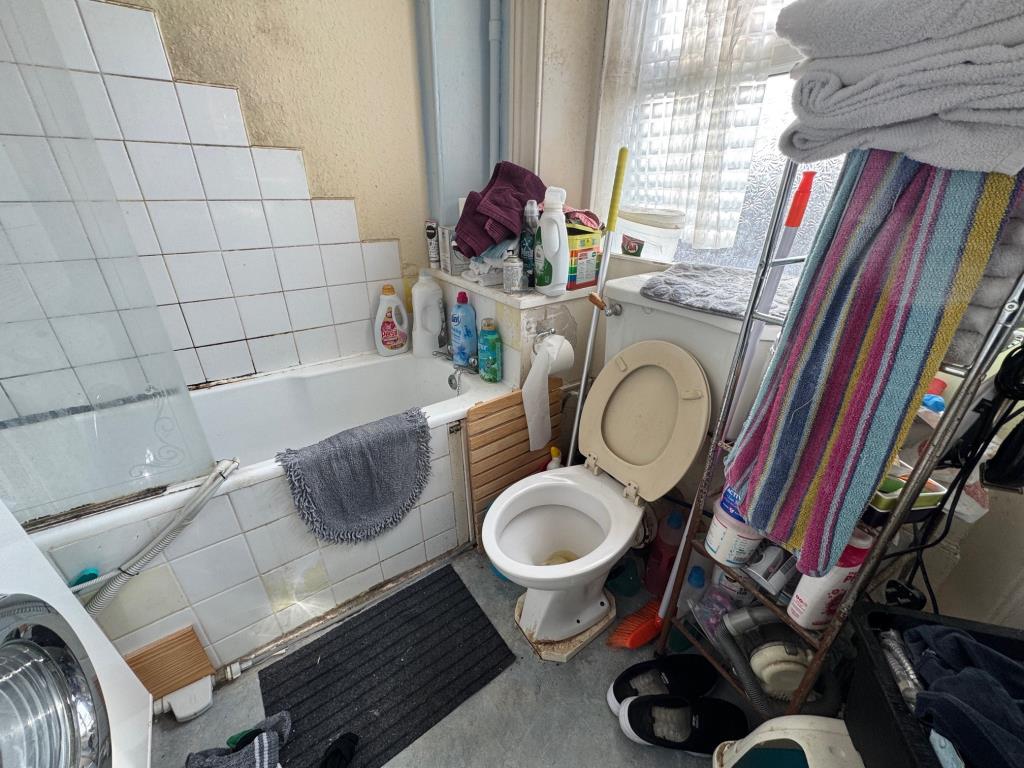 Lot: 70 - FREEHOLD DETACHED BLOCK OF FOUR TWO-BEDROOM FLATS - Flat 3 - Bathroom